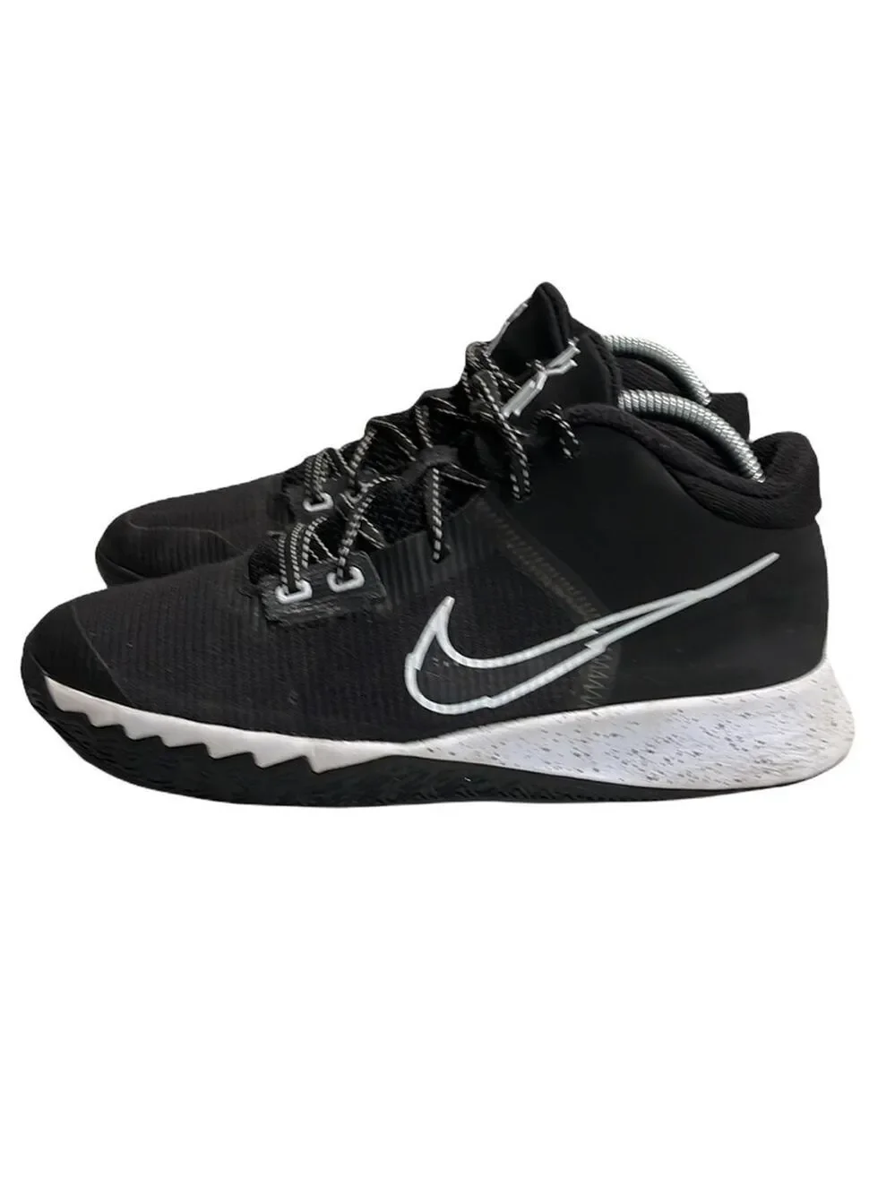 NIKE Youth Kyrie Fly Trap 4 GS Black/White SZ 7Y